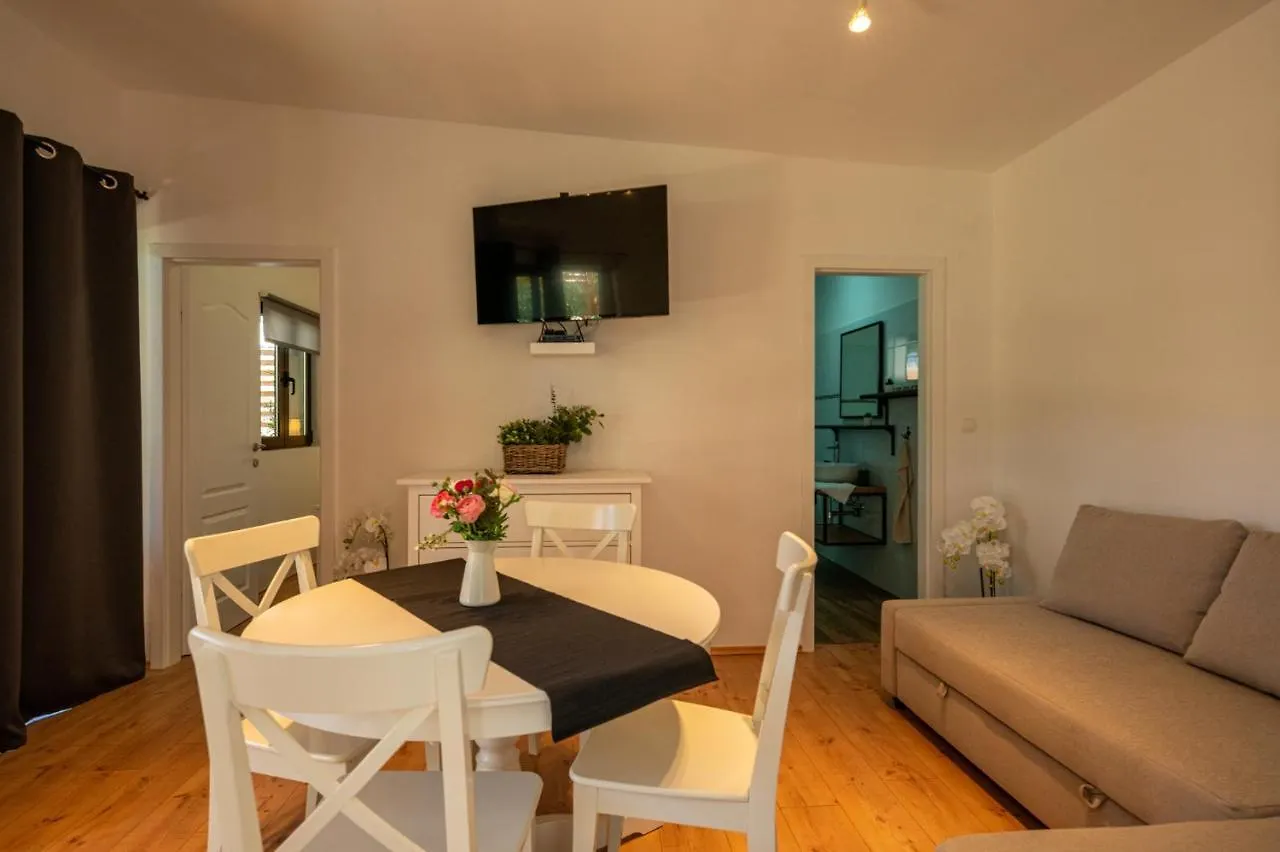 Kamp Mara Apartment Pakostane