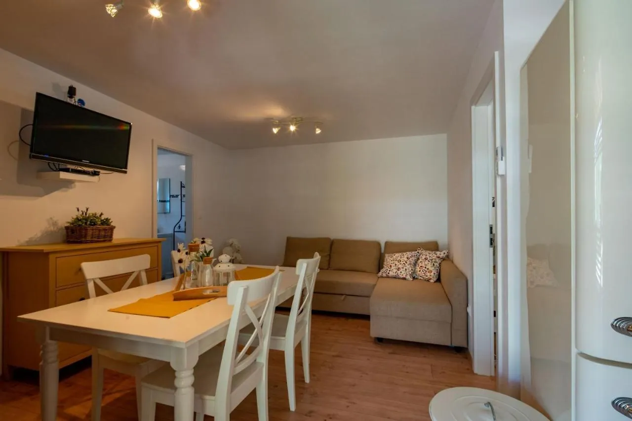 Kamp Mara Apartment Pakostane Croatia