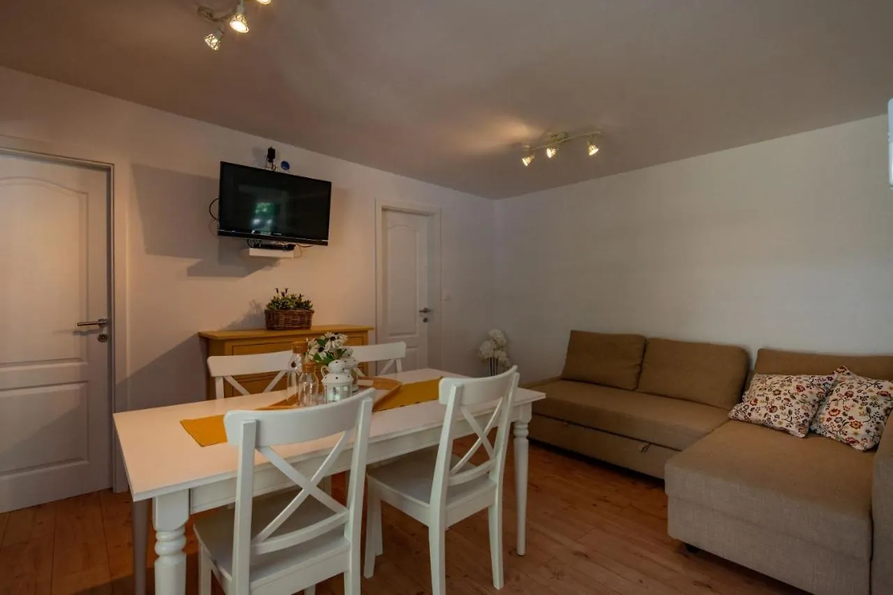 Kamp Mara Apartment Pakostane